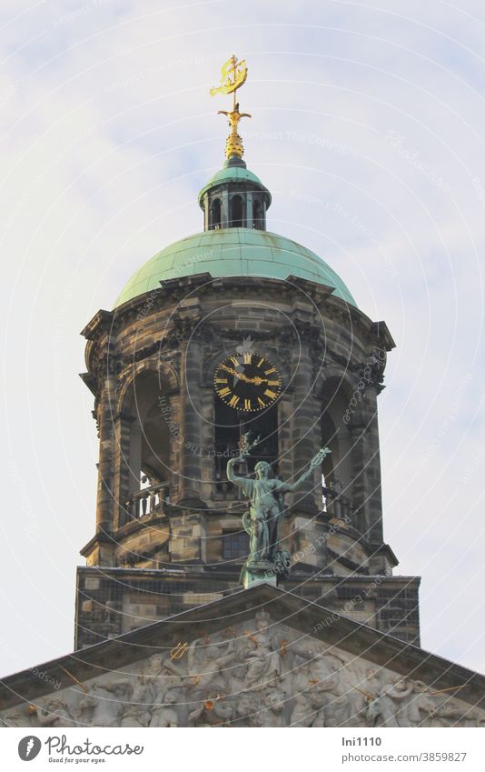 Glockenturm vom Königspalast in Amsterdam mit vergoldeter Wetterfahne Palast Gebäude Architektur Sehenswürdigkeit Niederlande mittelalterlich Stadtkern