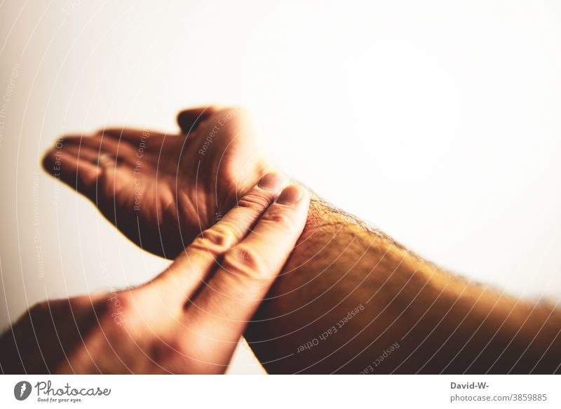 den Puls messen Gesundheit Hand Finger Krankheit Behandlung handgelenk