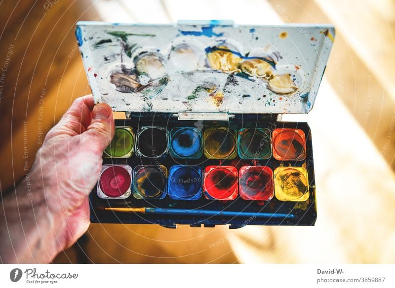 Wasserfarbkasten - Künstler und bunte Farben Wasserfarbe Kreativität Kunst art malen farbenfroh Pinsel Leben freude
