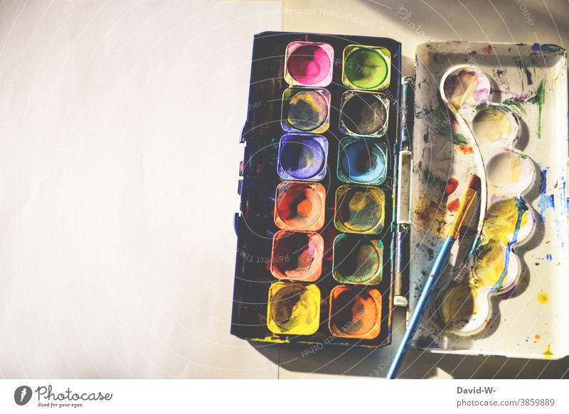 Wasserfarbkasten mit Pinsel , Blatt und Sonnenlicht Bunt Wasserfarbe Wassserfarbkasten Kunst Kreativität Papier Platzhalter Künstler Farben farbenfroh