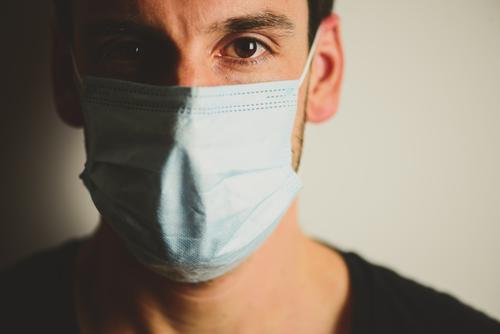 in Zeiten von Corona coronavirus Atemschutzmaske Mann mundschutzpflicht Mundschutz sicherhheit Pandemie schützen Angst Gesicht Emotionen