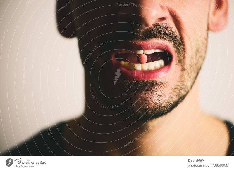 Mann mit Tablette im Mund medikamente Medikament Medizin arzneimittel Krankheit Behandlung Antibiotikum anonym Gesundheit Gesundheitswesen