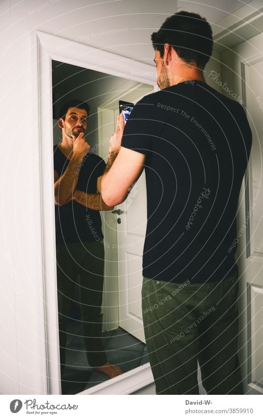 Selfie mit dem Handy vor dem Spiegel - Poser und Fotograf zugleich selfie Kreativität posen Model Spiegelbild Mann