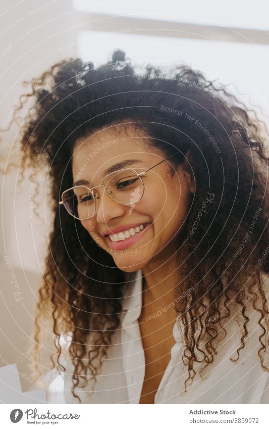 Lächelnde schwarze Geschäftsfrau arbeitet im Büro Unternehmer Frau Bestimmen Sie Schriftstück Papierkram ernst selbstbewusst Arbeitsplatz ethnisch