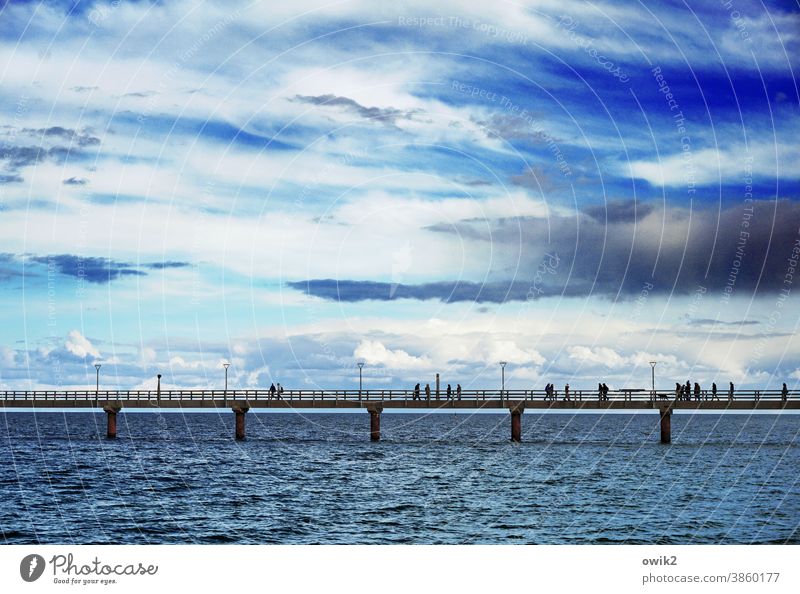 Übers Wasser gehen Seebrücke Ostsee Küste Horizont Wolken Himmel Wellen Außenaufnahme Farbfoto blau Silhouette Menschen Spaziergang Totale Textfreiraum oben