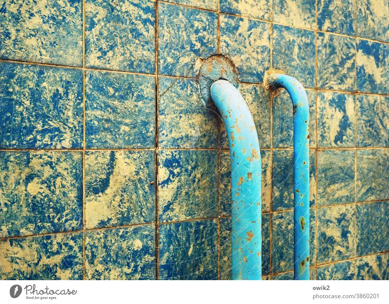 Angewachsen Rohre Wand türkis blau Kacheln zwei fest Abfluss Einigkeit Fliesen u. Kacheln Menschenleer Außenaufnahme Farbfoto Tageslicht Textfreiraum oben