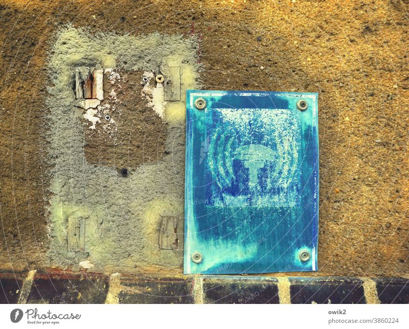 Störgeräusche Schild Sirene alt abgenutzt marode Wand angeschraubt Detailaufnahme Totale trashig Menschenleer Außenaufnahme Farbfoto Strukturen & Formen