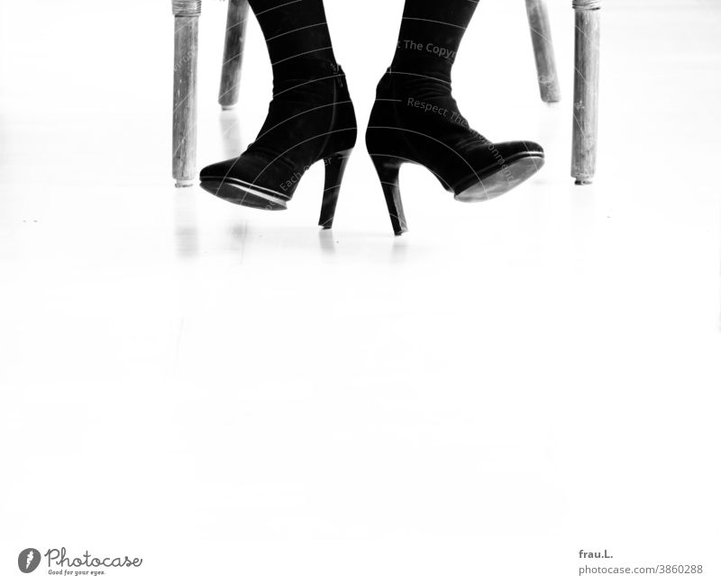 Sechs Beine, zwei Füße, 1 Paar Stiefeletten Frauenbeine sitzen Sessel Schuhe Damenschuhe High Heels Stilettos Korbstuhl
