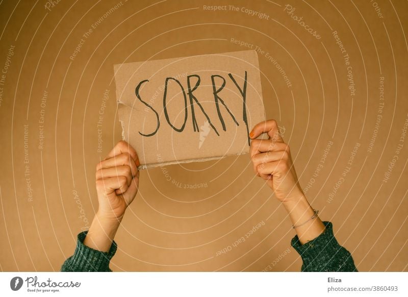 Person hält ein Schild auf dem Sorry geschrieben steht. Entschuldigung. Hände Um Verzeihung bitten Text Fehler Fehler machen Reue bedauern Nachricht