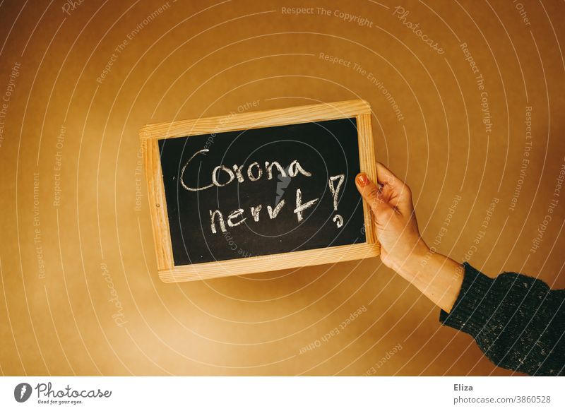 Corona nervt steht auf einer Kreidetafel Schule genervt Wut Frustration Lockdown Maßnahmen Krise wütend Coronavirus Einschränkungen unglücklich Verärgerung