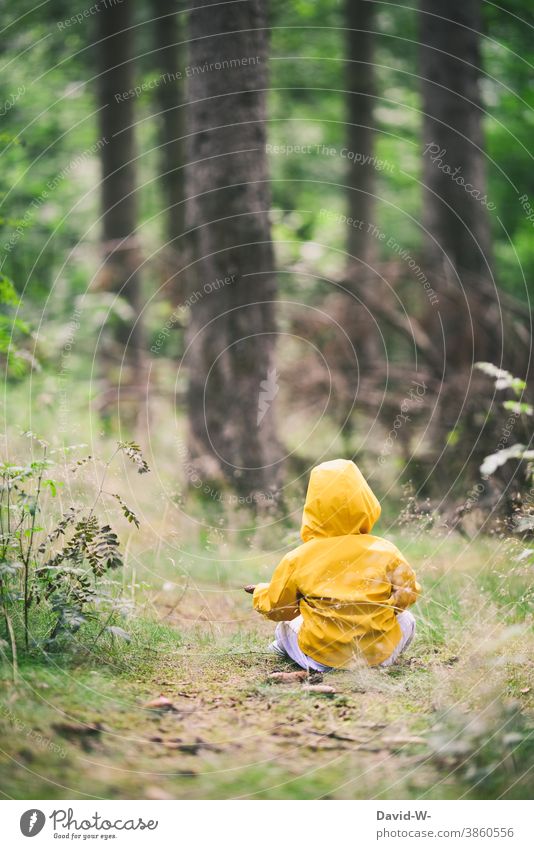 Kind sitzt im Wald auf dem Waldboden Natur Naturbursche friesennerz Umwelt Bäume Kleinkind nachhaltig Umweltschutz