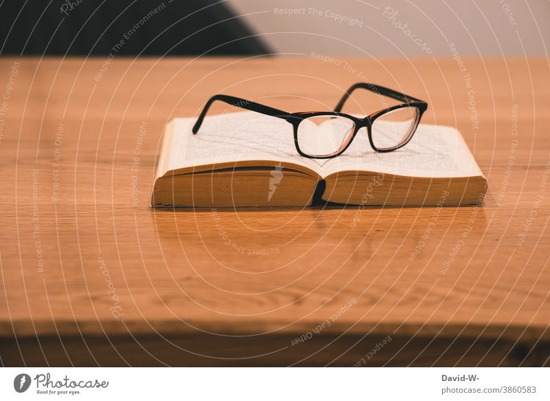 Buch und Brille liegen auf einem Tisch Pause Auszeit lesen lernen Studium Schule ruhe Freizeit & Hobby