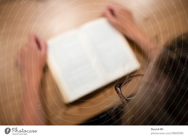 Frau liest ein Buch lesen Brille Perspektive lernen Wissen Schule Freizeit & Hobby Bildung Studium