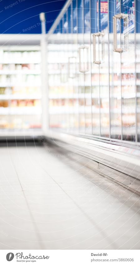 ein Gang mit Waren in einem Supermarkt Laden Regale Kühlfach Nahrungsmittel Einzelhandel Markt kaufen Einkaufsmarkt