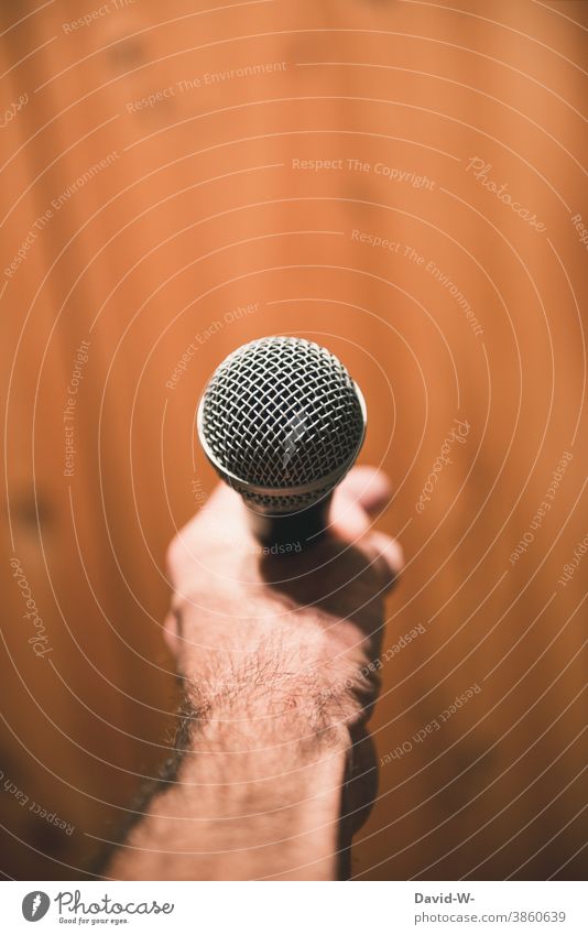 Mikrofon in der Hand - Rede / Ansage / Vortrag Redner Präsentation Sänger Musiker Entertainment Veranstaltung