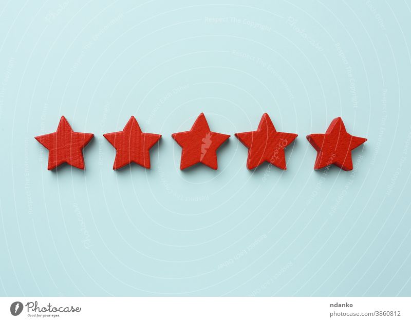 fünf rote Holzsterne auf blauem Hintergrund, hohe Punktzahl überblicken Stern Exzellenz Zeichen Konzept Marketing Bestenliste Bewertung beste Qualität Dienst