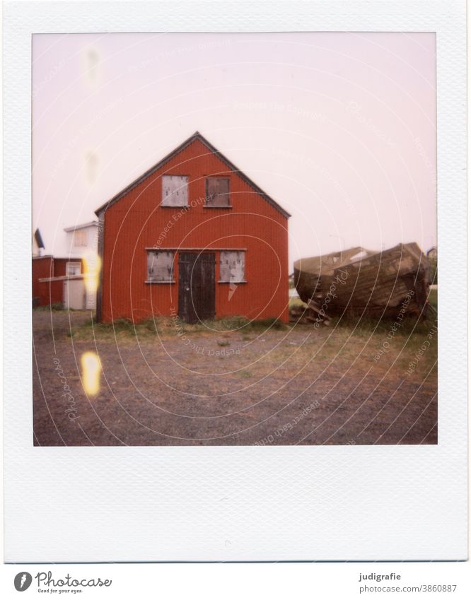 Isländisches Haus auf Polaroid Hütte Island wohnen Fenster Wiese Außenaufnahme Gebäude Einsamkeit Häusliches Leben Farbfoto Menschenleer Boot Tür