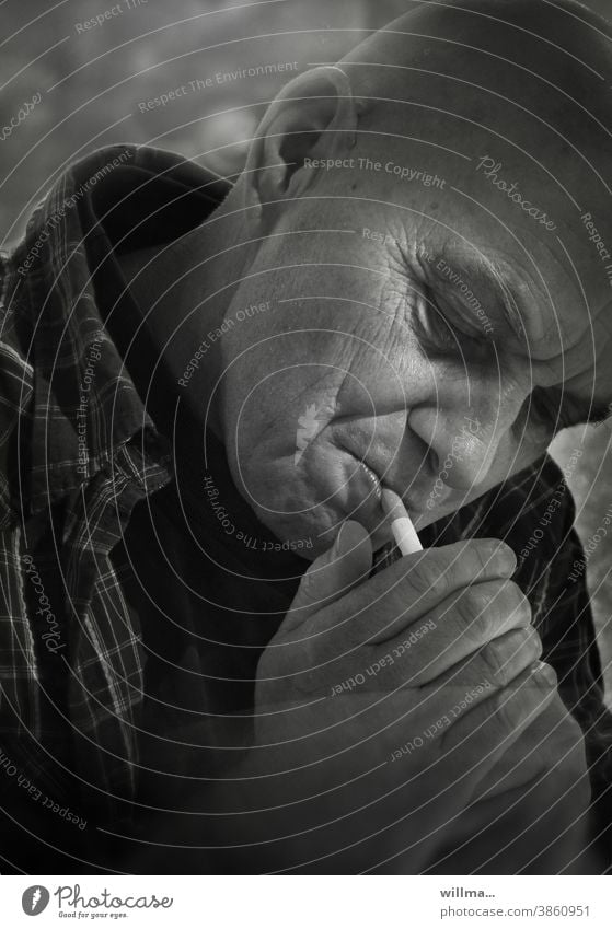 Porträt eines Rauchers Mann rauchen Zigarette anzünden Gesicht Sucht Genuss Entspannung Gewohnheit Abhängigkeit Nikotin Gesundheitsrisiko Suchtverhalten