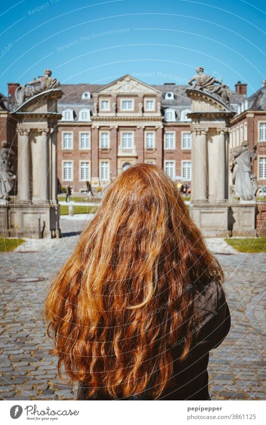 Junge Frau vor einem Schloss rote Haare Haare & Frisuren Mensch Erwachsene schön hübsch Sommer Beautyfotografie lange Haare rothaarig Model Behaarung