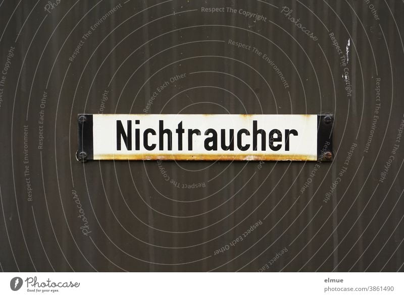 "Nichtraucher" - Schild an einem alten Eisenbahnwagen / Nostalgie / Eisenbahn HInweis Sucht Schilder & Markierungen smoke Hinweisschild Buchstaben Metall