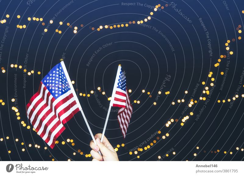 USA-Flagge, rot, weiß und blau mit funkelndem gelben Bokeh-Hintergrund, Copy Space, Platz für Text. farbenfrohes Design Amerikanisches Konzept Selbstständigkeit