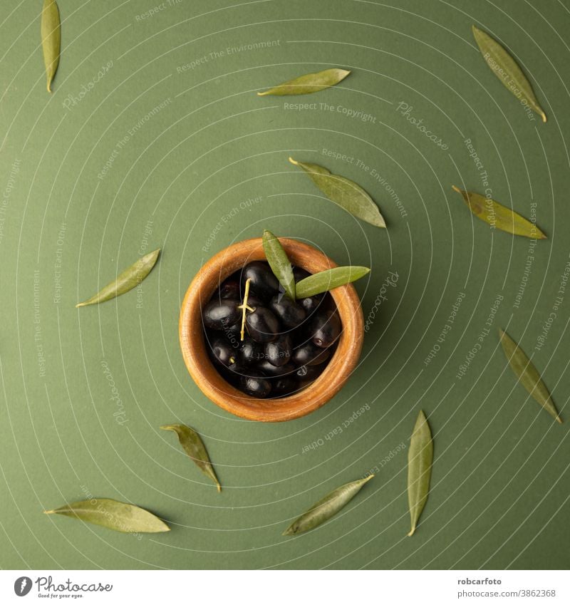 schwarze Oliven, auf grünem Hintergrund frisch Gesundheit Lebensmittel Blatt Bestandteil Griechen organisch Vegetarier Komparse Erdöl gelb Frucht Spanien