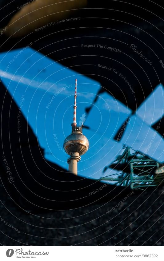 Spiegelbild vom Fernsehturm alex alexanderplatz architektur berlin büro city deutschland fernsehturm froschperspektive hauptstadt haus himmel hochhaus