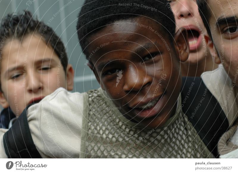 Düsseldorfer Jungs Junge Kind Aktion schwarz Gerangel durcheinander dunkel Porträt Menschengruppe Eller Jugendliche Ungeduld Clique