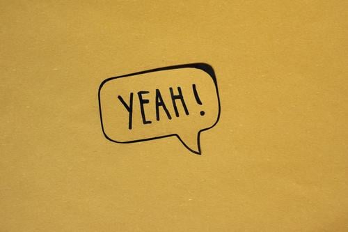 Sprechblase in der Yeah! geschrieben steht auf gelbem Hintergrund Freude Juhu juhu Zustimmung Kommunikation Ausruf