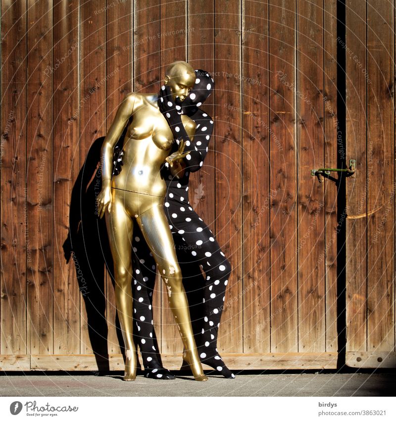 Mensch in einem Morphsuite - Kostüm umarmt zärtlich eine goldene, nackte Schaufensterpuppe beziehung Liebe Paar Sexualität Gender androgyn anonym Frau Erotik