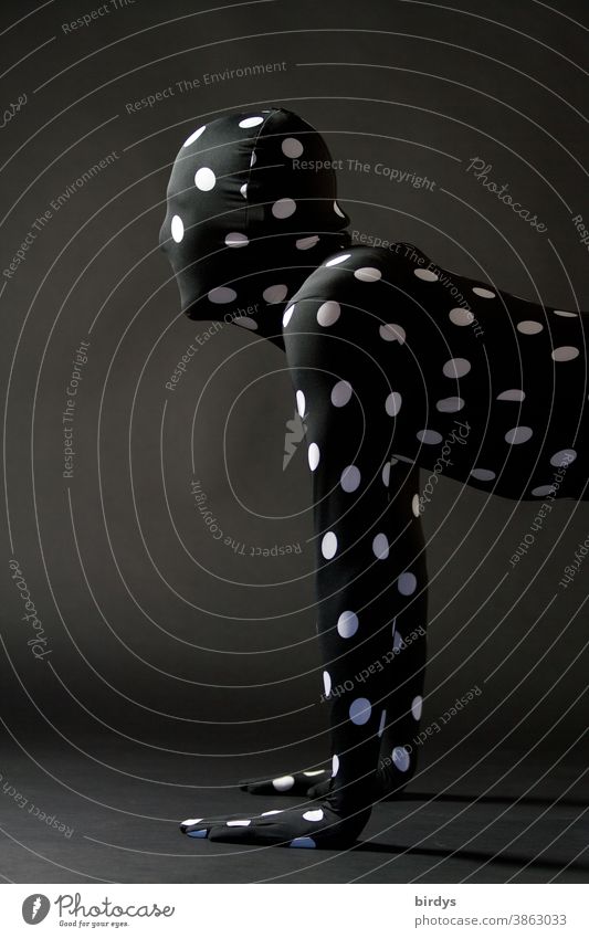verhüllter Mensch im Morphsuite - Kostüm im Vierfüßlerstand . Anschnitt Oberkörper, Profil Punkte gesichtslos schauen unkenntlich anonym Neutraler Hintergrund