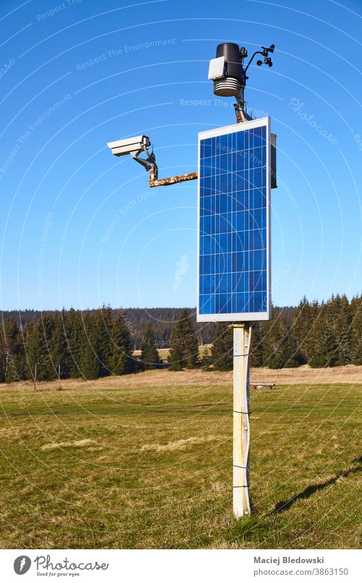 Solarbetriebene Wetterstation und CCTV-Kamera in abgelegener ländlicher Gegend. solar Wind Station cctv Fotokamera überwachen messen Geschwindigkeit