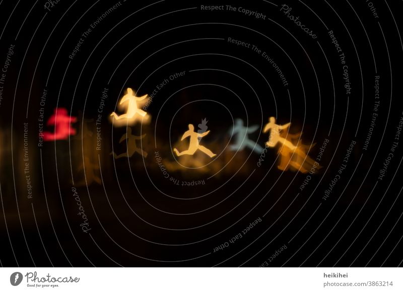 Tanzende Licht-Männchen Lichterscheinung Mensch hüpfen rennen laufen springen Freude Bewegung Begeisterung Bokeh Effekt gelb rot blau orange schwarz Nacht