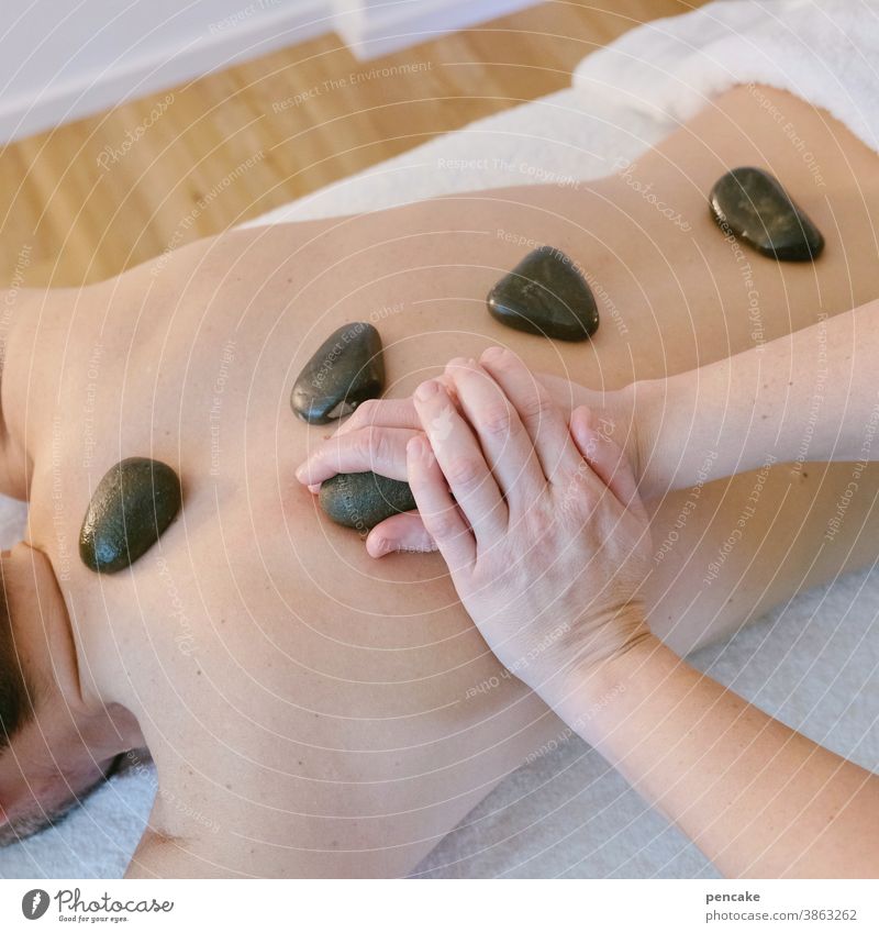 hot-stone massage Massage Wellness Rücken Steine Wärme Durchblutung Wohlbefinden Therapie Gesundheit Hände Hot-Stone Haut Erholung Pflege Körper Behandlung