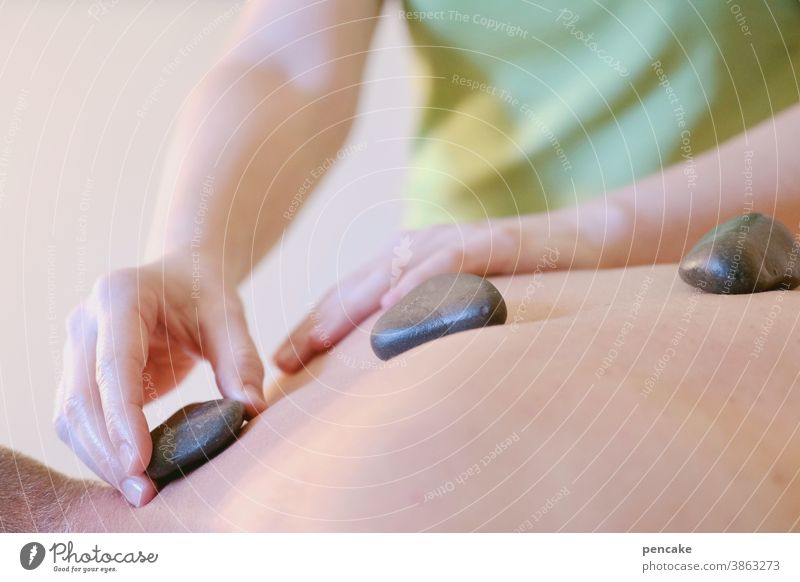 hot-stone massage ll Wellness Massage Haende Gesundheit Therapie Haut Hot-Stone Auszeit Erholung Wohlbefinden Körper Hand Behandlung Spa Pflege Rücken