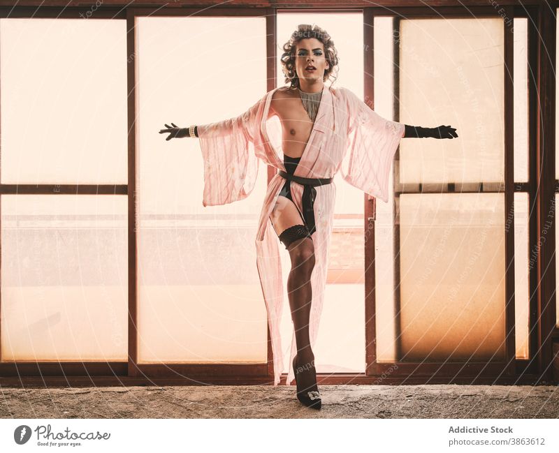 Sinnliche androgyne Mann in Unterwäsche in der Nähe von Glaswand sinnlich perverses Wand fettarm schlank Model männlich elegant Körper verführerisch lgbtq queer