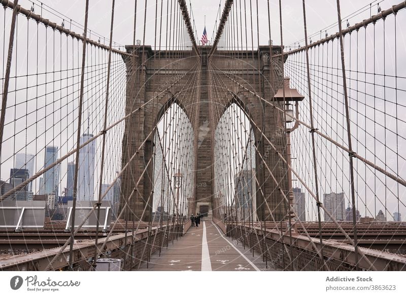 Hängebrücke über den Fluss in der Stadt Brooklyn Bridge Suspension Brücke Kabel Architektur Großstadt Konstruktion wolkig urban Struktur New York State USA