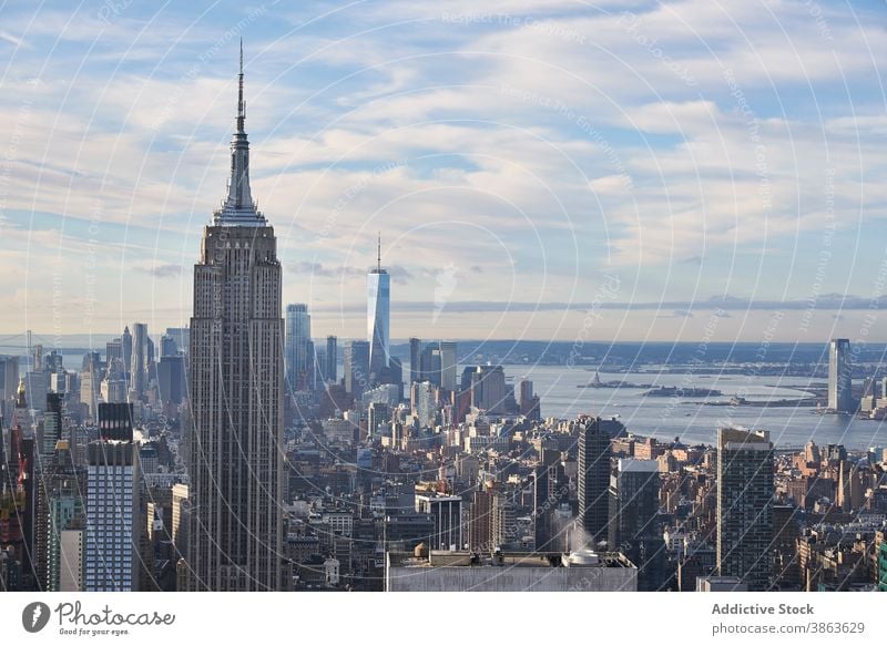 Stadtbild der modernen Megapolis am sonnigen Tag Wolkenkratzer Großstadt Skyline Landschaft Gebäude Turm Metropole malerisch Manhattan New York State USA