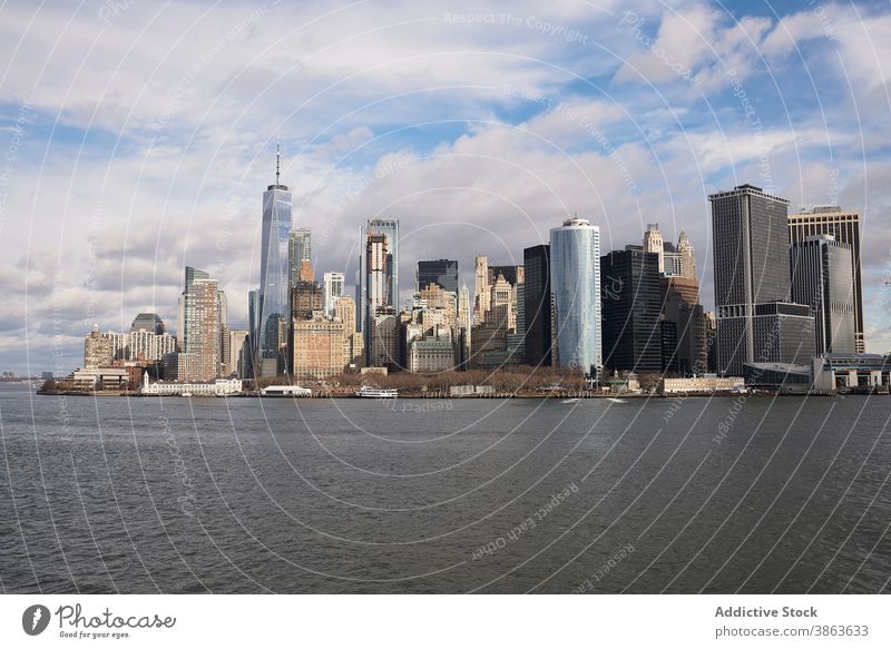 Moderne Megapolis am Flussufer an einem sonnigen Tag Manhattan Stadtbild Wolkenkratzer Skyline Ufer Gebäude mehrstöckig Megalopolis New York State amerika