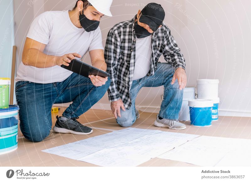 Männliche Arbeiter bereiten sich auf das Streichen im Raum vor renovieren flach Anstreicher vorbereiten Männer Zusammensein Erneuerung Tiefgang Skizze