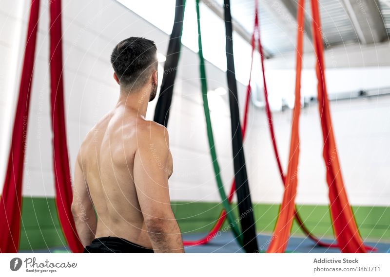 Anonymer männlicher Tänzer, der Luftseiden untersucht Mann Atelier Probe Seide Antenne gymnastisch untersuchen farbenfroh ohne Hemd Stoff Gewebe üben Fähigkeit
