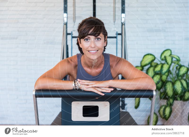 Erwachsene Frau ruhend auf Pilates-Reformer Pause Training Fitness Lächeln Fitnessstudio modern Erwachsener Gesundheit Wellness sich[Akk] entspannen passen
