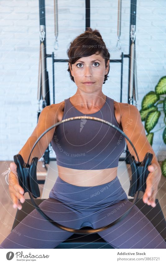 Glückliche erwachsene Frau beim Training mit Pilates-Ring Übung Fitnessstudio Lächeln passen ausdehnen Sportbekleidung Erwachsener schlank Gesundheit Wellness