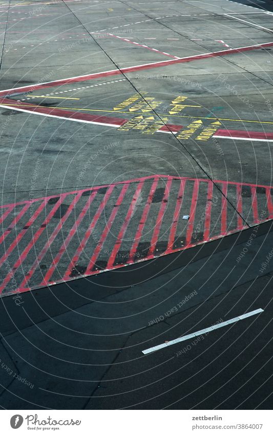 Rollbahnbeschriftung Tegel abbiegen asphalt berlin fahrbahnmarkierung flugbahn flughafen flugplatz hinweis kurve linie links menschenleer navi navigation