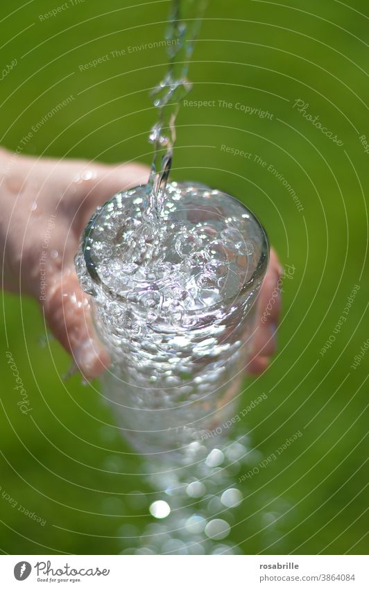 Empfehlung | täglich ausreichend Wasser trinken sprudeln Glas fließen Trinkwasser sauber eingießen einschenken Überfluss überfließen überlaufen Sprudel Hand