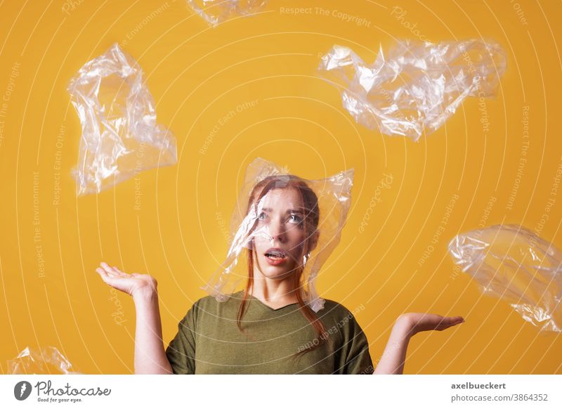 Frau wird mit Plastikmüll überschüttet und hat Plastiktüte über ihrem Kopf Umweltverschmutzung Müll Kunststoff Abfall ersticken Person Ökologie Ersticken