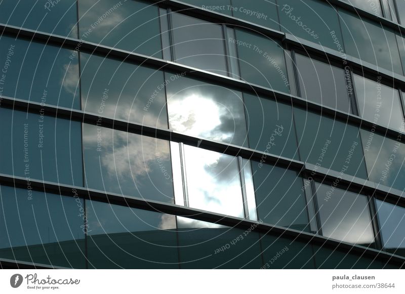 Wolken im Fenster Reflexion & Spiegelung Bürogebäude Haus Architektur Glas Düsseldorf Hafen Speigel Hochaus