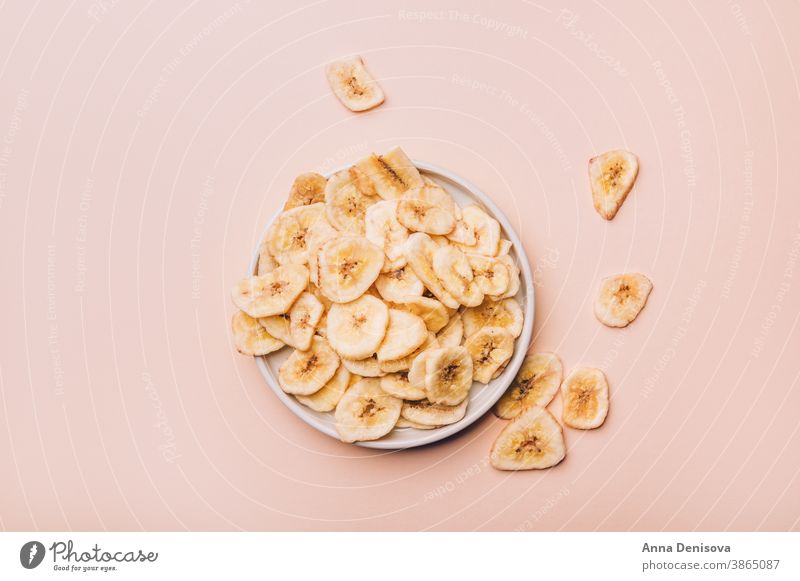 Gesunder Snack aus Bananenchips Chips süß Gesundheit gebraten knusprig aufgeschnitten Spielfigur Frucht Scheibe Diät Bestandteil dehydriert trocknen Ernährung