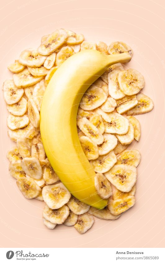 Gesunder Snack aus Bananenchips Chips süß Gesundheit gebraten knusprig aufgeschnitten Spielfigur Frucht Scheibe Diät Bestandteil dehydriert trocknen Ernährung