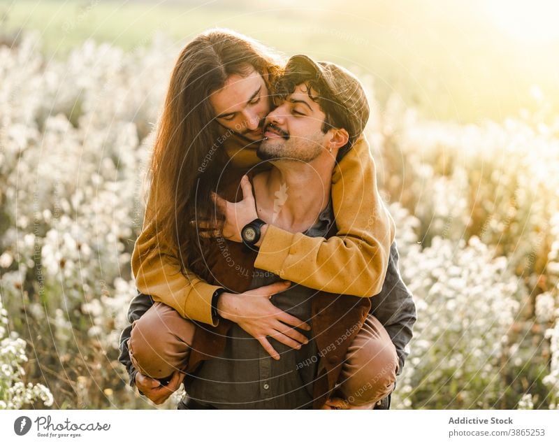 Affectionate Homosexuell Paar kuscheln im Feld Homosexualität schwul Männer Liebe Umarmung romantisch Partnerschaft lgbt jung Glück ethnisch männlich